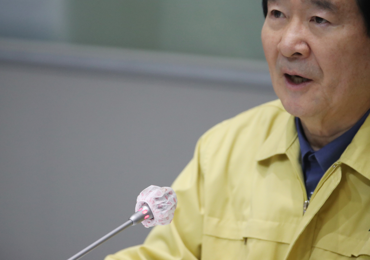 정세균 국무총리가 휴일인 28일 정부서울청사 중앙재난안전상황실 서울상황센터에서 열린 신종 코로나바이러스 감염증(코로나19) 대응 중앙재난안전대책본부 회의에 참석해 발언하고 있다. [사진=연합]