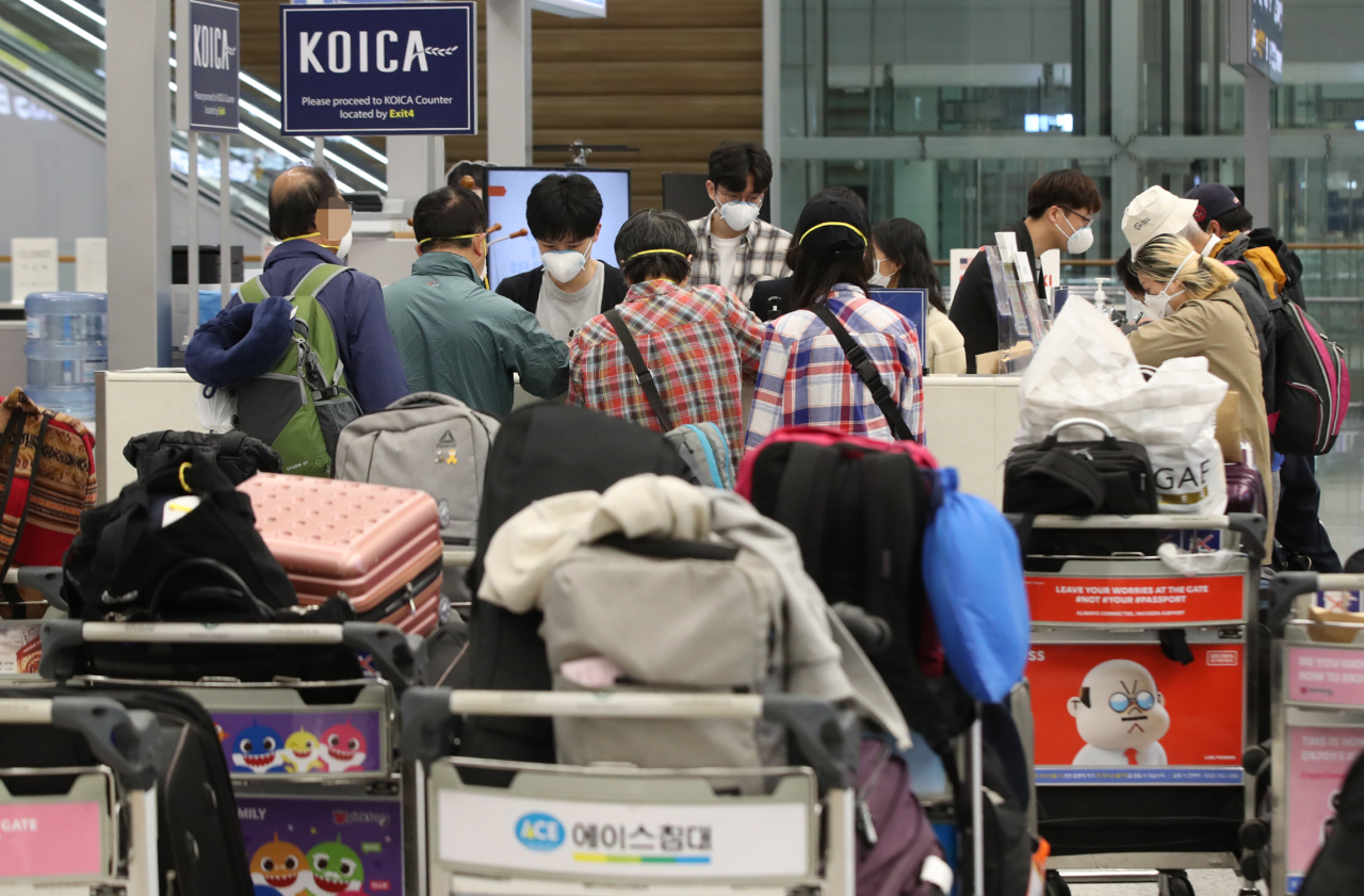 페루 정부의 국경 폐쇄로 발이 묶였던 여행객과 봉사단원 등이 28일 오전 전세기를 타고 인천국제공항을 통해 귀국하고 있다. [연합]