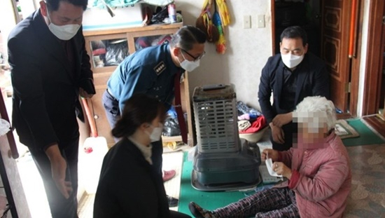 구례경찰서 청렴동아리 회원들이 27일 지역의 거동이 불편한 노인세대를 방문, 코로나 예방 마스크를 전달하고 있다. [구례서 제공]