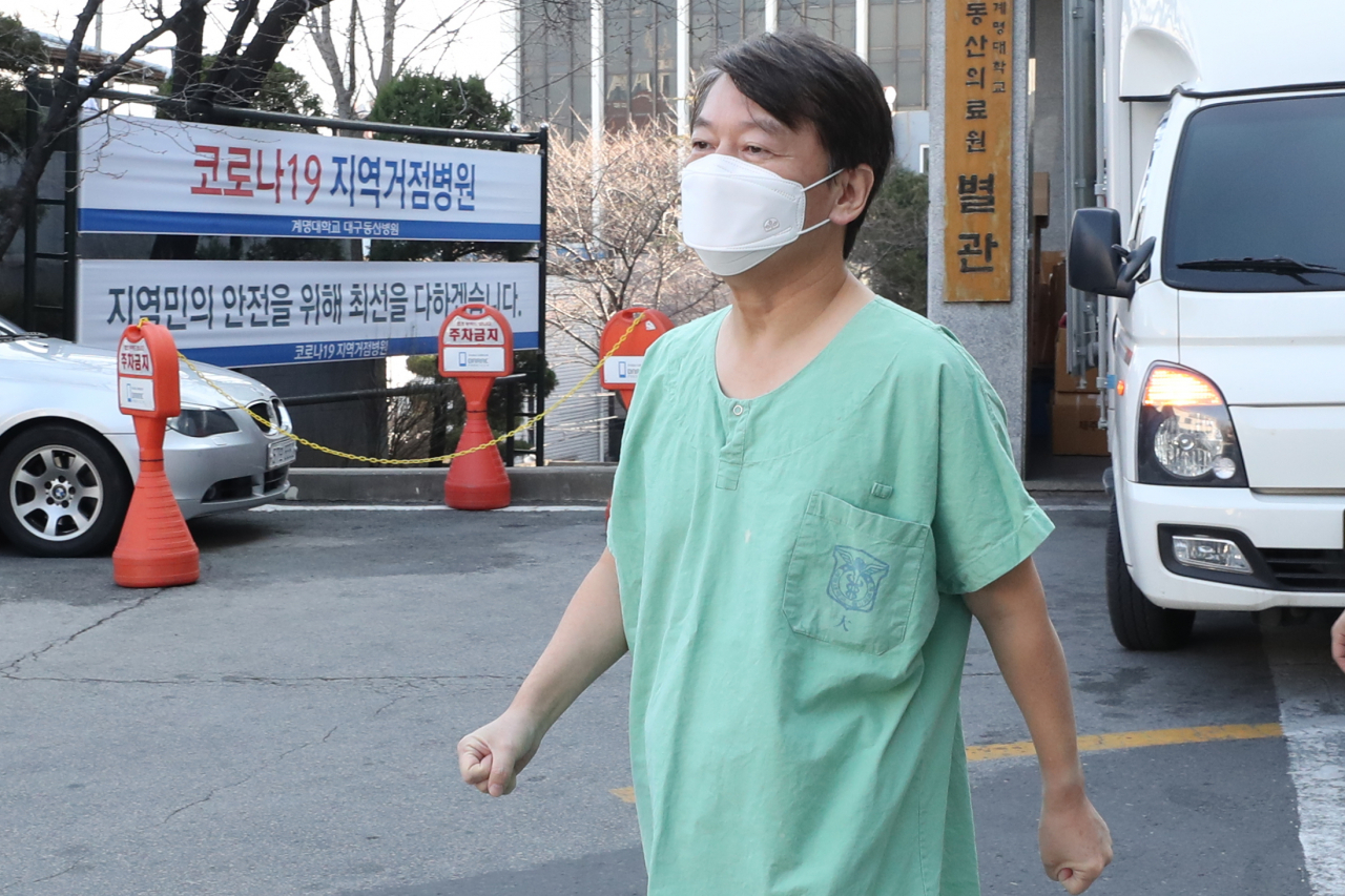 국민의당 안철수 대표가 지난 6일 대구시 신종 코로나바이러스 감염증(코로나19) 지역거점병원인 계명대학교 대구동산병원에서 의료봉사를 하기 위해 보호구 착의실로 이동하고 있다. [사진=연합]