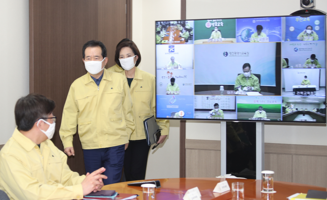 정세균 국무총리가 휴일인 28일 정부서울청사에서 열린 시도 교육감들과의 영상 간담회에 유은혜 부총리 겸 교육부 장관과 함께 참석하고 있다. [사진=연합]