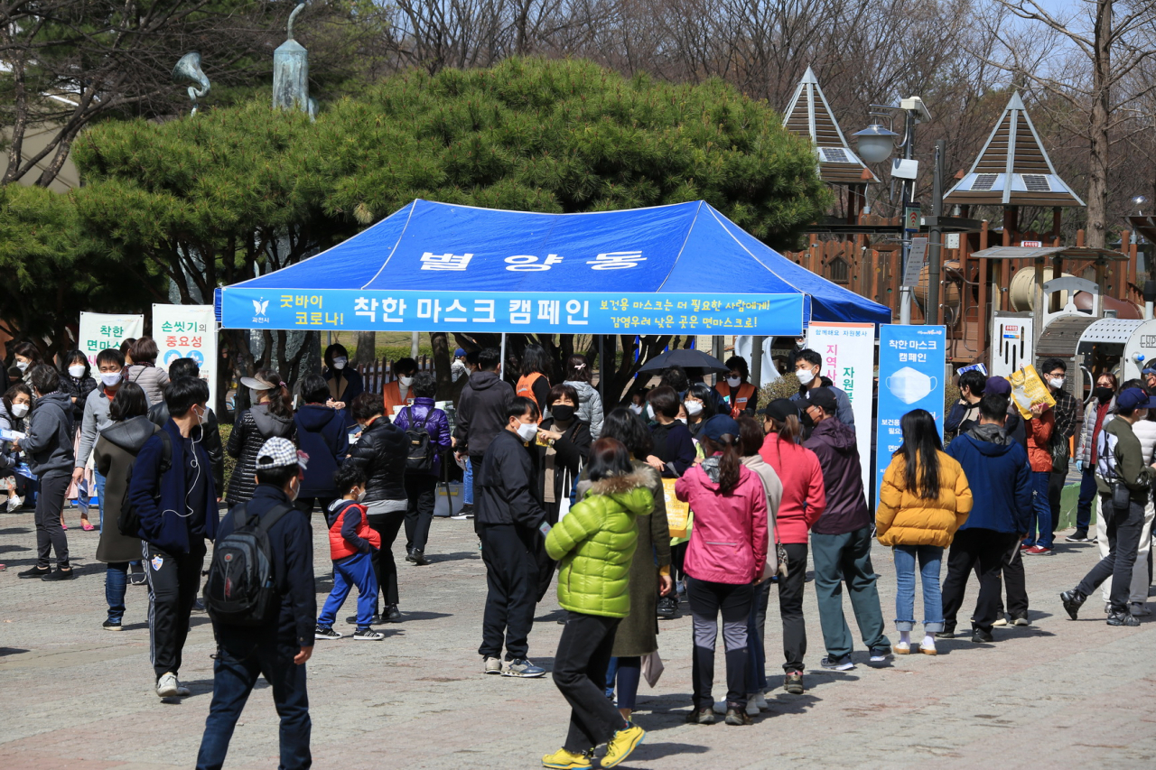 과천시 자원봉사단체 소속 시민 40여명은 착한 마스크 캠페인을 벌였다. [과천시 제공]