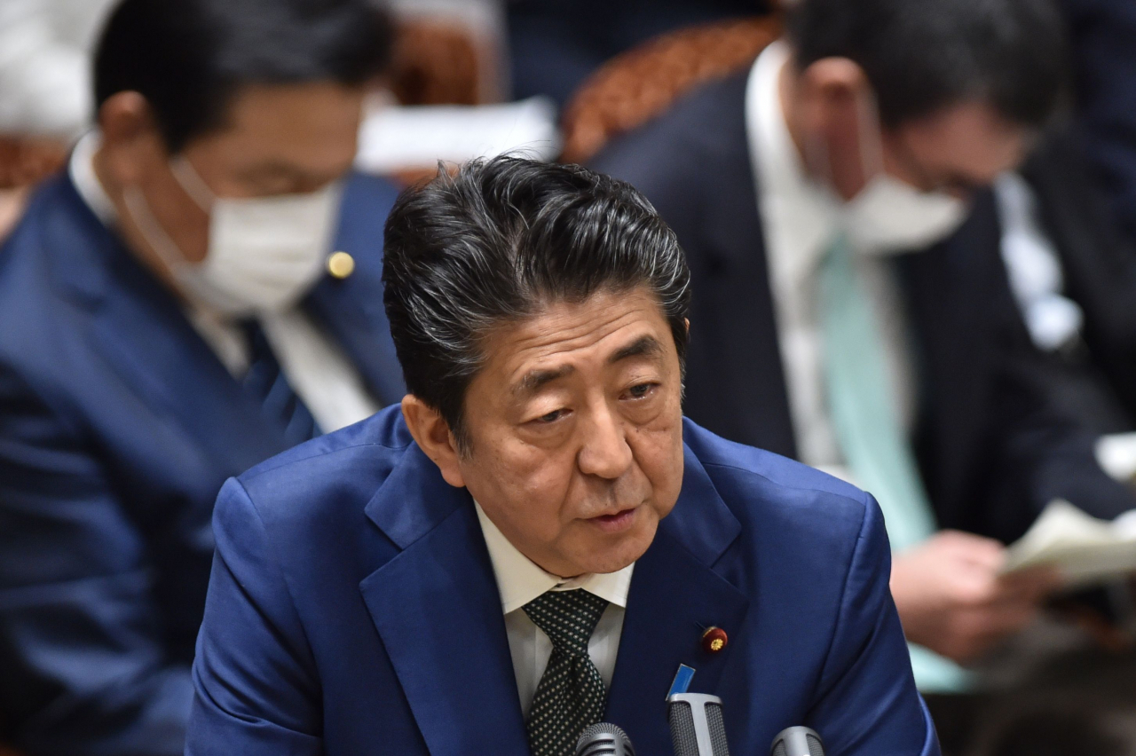 아베 신조 일본 총리가 27일 참의원(參議院·상원) 예산위원회에 출석해 답변하고 있다. [연합]