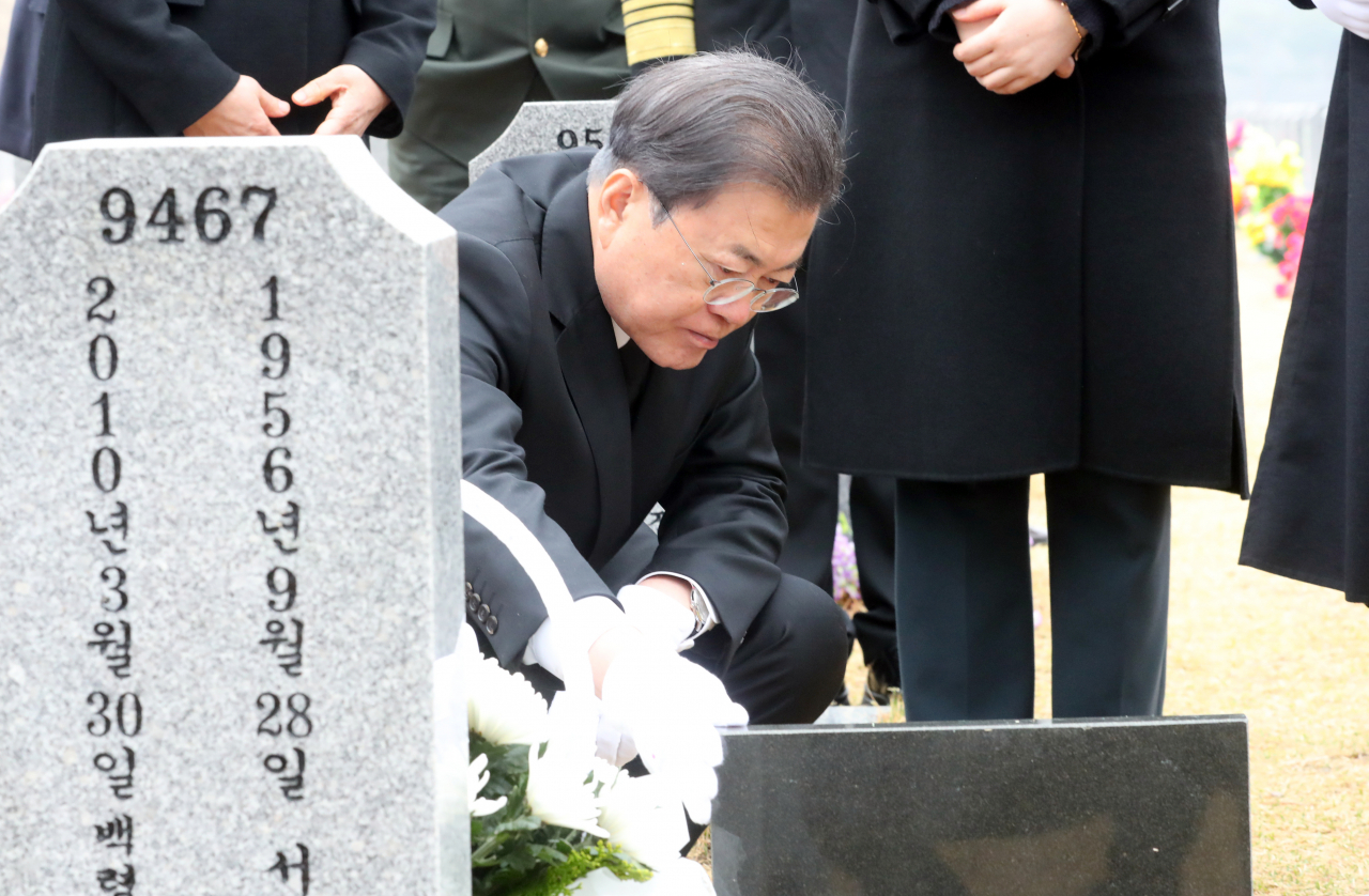 문재인 대통령이 27일 국립대전현충원 고 한주호 준위 묘역에서 참배하고 있다. 고 한주호 준위는 2010년 3월 천안함 피격사건 당시 희생자 탐색구조작업을 펼치다 사망했다. 연합뉴스