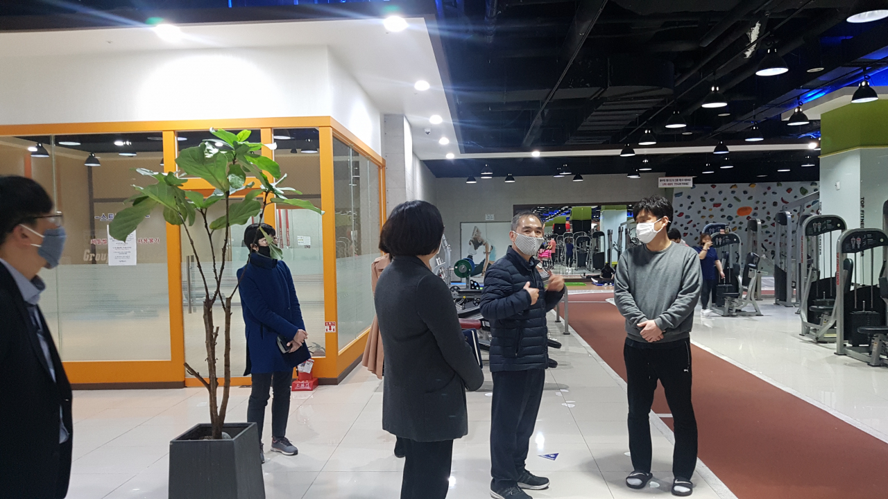 조무영 수원시 제2부시장이 지난 24일 헬스장을 점검하고 있다. [수원시 제공]