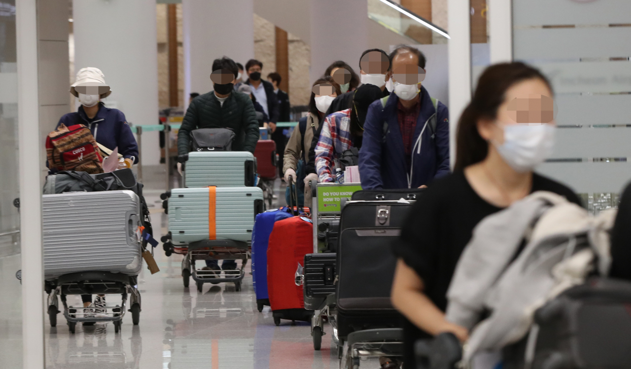 페루 정부의 국경 폐쇄로 발이 묶였던 여행객과 봉사단원 등이 지난 28일 오전 전세기를 타고 인천국제공항을 통해 귀국하고 있다. [연합]