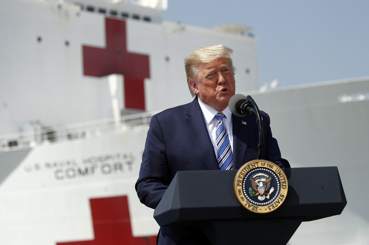 <YONHAP PHOTO-0489> President Donald Trump speaks in front of the U.S. Navy hospital ship USNS Comfort at Naval Station Norfolk in Norfolk, Va., Saturday, March 28, 2020. The ship is departing for New York to assist hospitals responding to the coronavirus outbreak. (AP Photo/Patrick Semansky)/2020-03-29 03:50:11/ <저작권자 ⓒ 1980-2020 ㈜연합뉴스. 무단 전재 재배포 금지.>