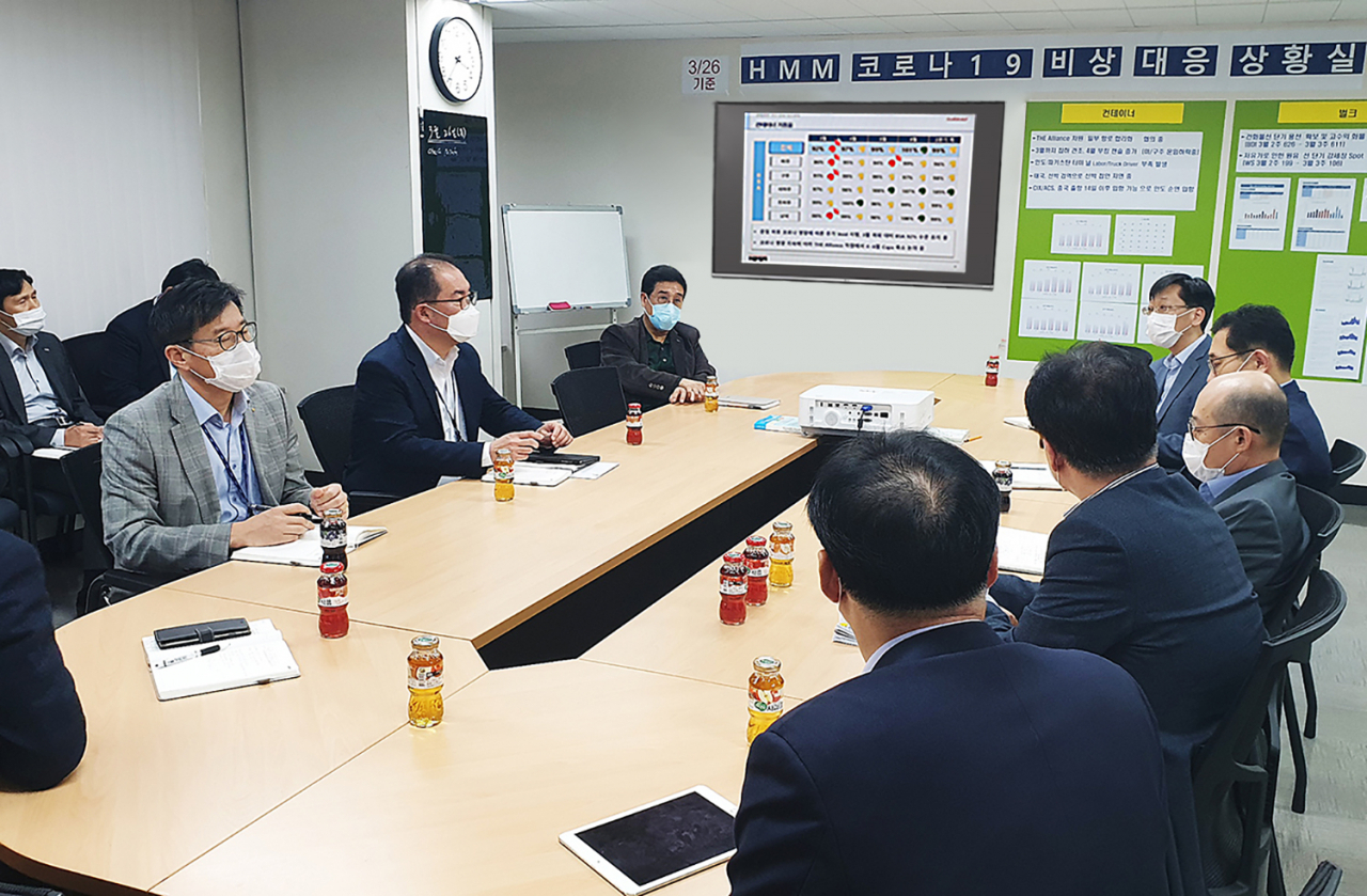 지난 26일 연지동 사옥 코로나19 대응 비상 상황실에서 배재훈 HMM 사장(가운데)이 임원들과 함께 대응방안 마련을 위한 회의를 진행하고 있다.[HMM 제공]