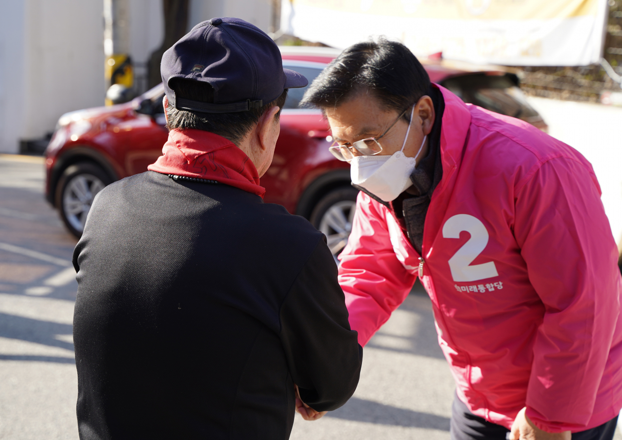 서울 종로에 출마하는 미래통합당 황교안 대표가 29일 오전 사직동 배드민턴장을 찾아 인사하고 있다. [연합]