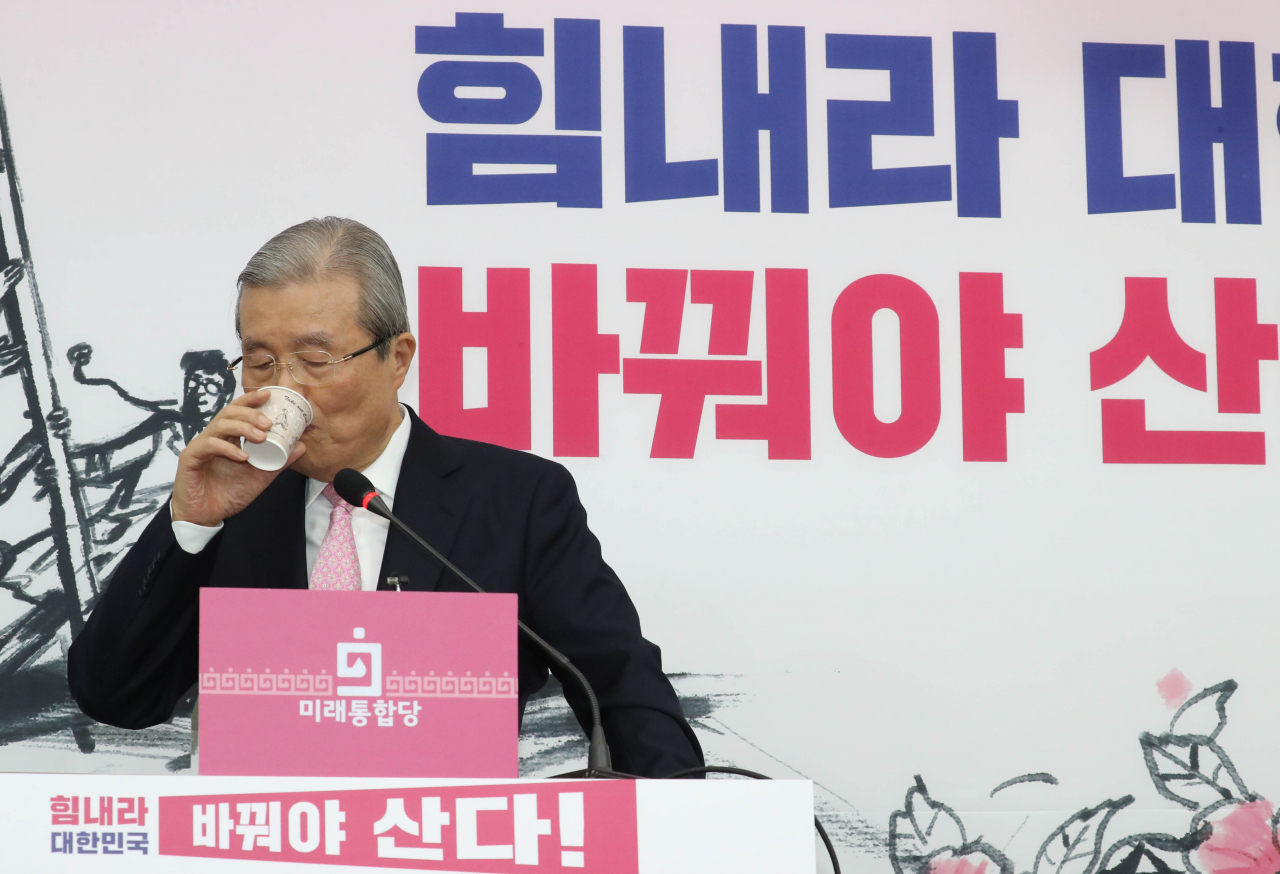 미래통합당 김종인 총괄선대위원장이 29일 오후 서울 여의도 국회에서 열린 비상경제 대책 기자회견에서 물을 마시고 있다. [연합]