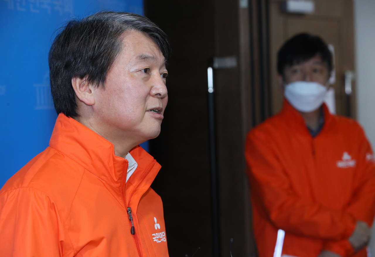 대구 의료봉사 이후 14일간의 자가격리를 마친 국민의당 안철수 대표가 29일 국회 소통관 기자회견장에서 제21대 총선 선거운동에 대한 발표를 마친 뒤 취재진의 질문에 답하고 있다. 연합뉴스