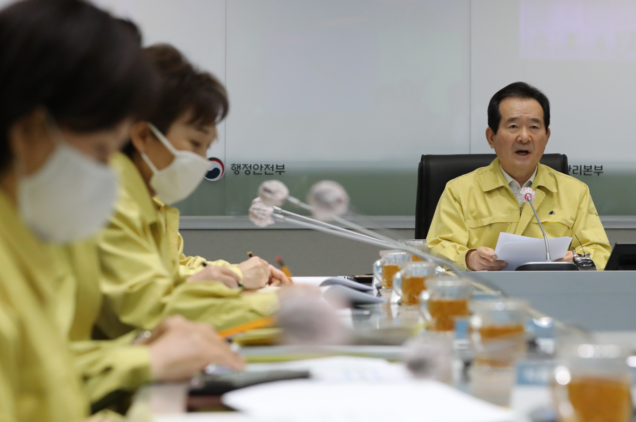 정세균(오른쪽 첫번째) 국무총리가 29일 정부서울청사 중앙재난안전상황실 서울상황센터에서 열린 신종 코로나바이러스 감염증(코로나19) 대응 중앙재난안전대책본부 회의를 주재하고 있다.[연합]