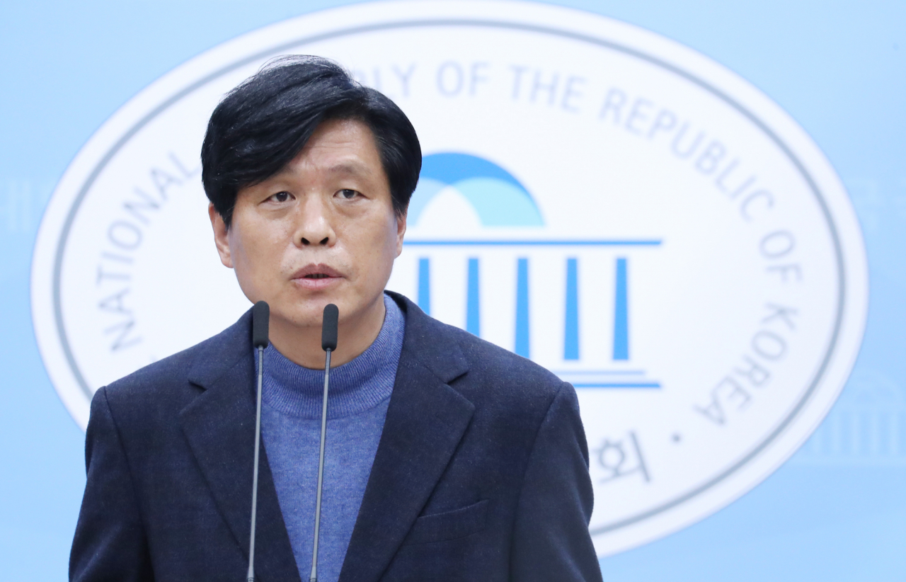 더불어민주당 조승래 돌봄교육 태스크포스(TF) 단장이 29일 오후 서울 여의도 국회 소통관에서 코로나 19 관련 교육부와 유치원·초등학교·중학교·고등학교 개학 문제 당정 협의 내용을 설명하고 있다. 연합뉴스