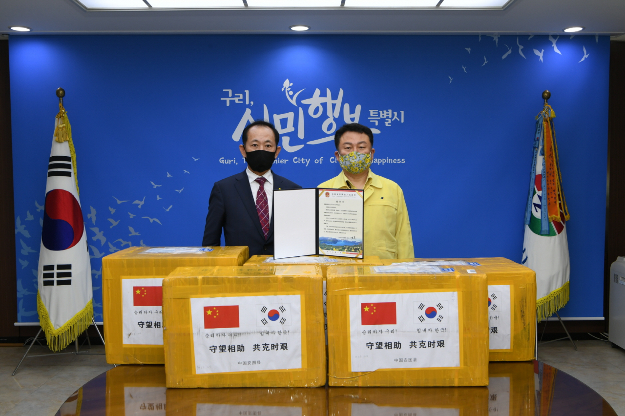 중국 안도현에서 구리시에 보내온 보건용 마스크 및 방호복. [구리시]