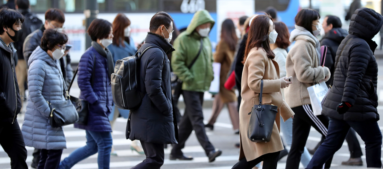 전국 대부분 지역에 체감온도가 영하권을 기록한 지난 16일 오전 서울 구로구 신도림역 인근에서 시민들이 발길을 재촉하고 있다. [연합]