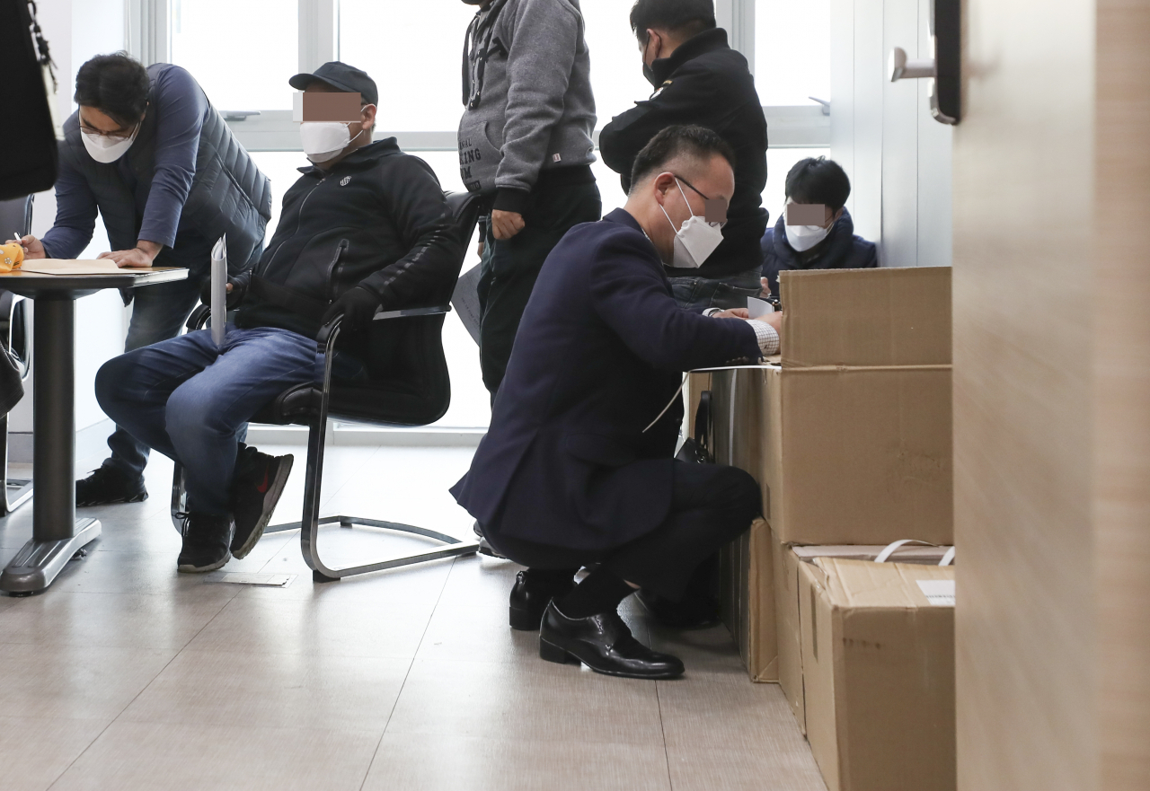 신종 코로나바이러스 감염증(코로나19) 사태에 따른 소상공인 긴급 대출 접수가 시작된 25일 오전 서울 종로구 소상공인 진흥공단 서울중부센터에서 소상공인들이 서류를 작성하고 있다. 연합뉴스