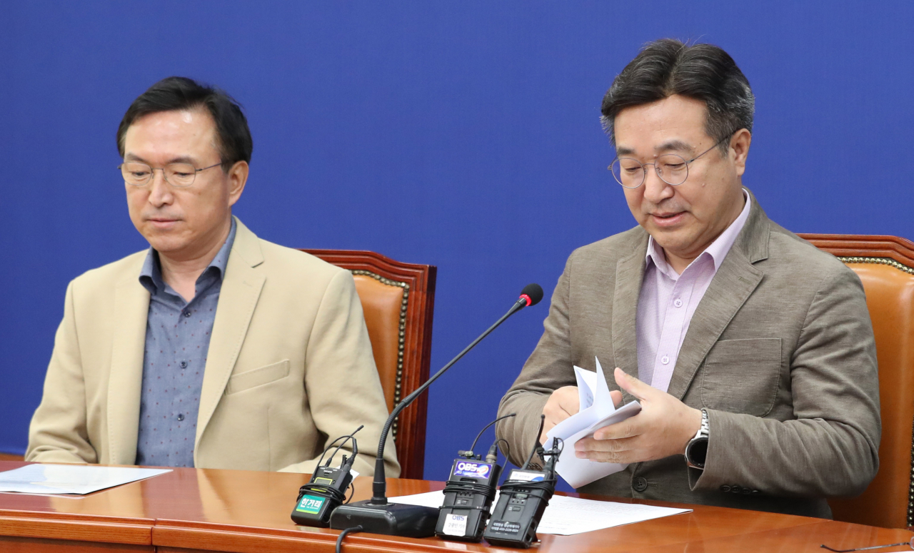 윤호중 더불어민주당 사무총장(오른쪽)과 이근형 전략기획위원장이 22일 오후 서울 여의도 국회에서 기자간담회를 앞두고 있다. [연합]