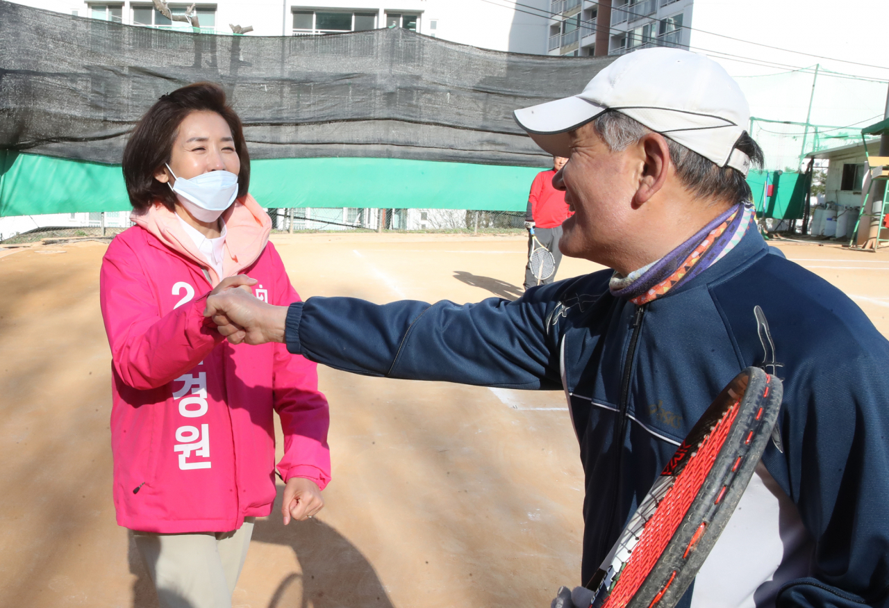 서울 동작을에 출마하는 미래통합당 나경원 후보가 휴일인 29일 오전 서울 동작구 상도동 한 테니스장을 찾아 주민들과 인사하고 있다. [연합]