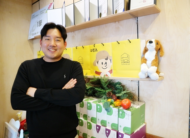 박민수 ‘다정한마켓’ 대표는 “친환경 농가에서 버려지는 못난이 농산물 문제를 해결하고자 반려동물 간식에 활용했다”고 했다. [사진=육성연 기자]