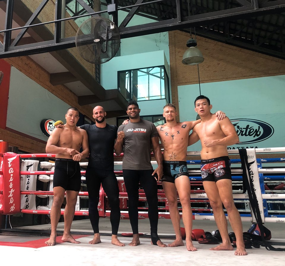 볼칸 외즈데미르, 알리스터 오버림(왼쪽 2,3번째)과 태국 파타야 페어텍스짐에서 훈련한 정다운(맨 오른쪽). [선수본인 제공]