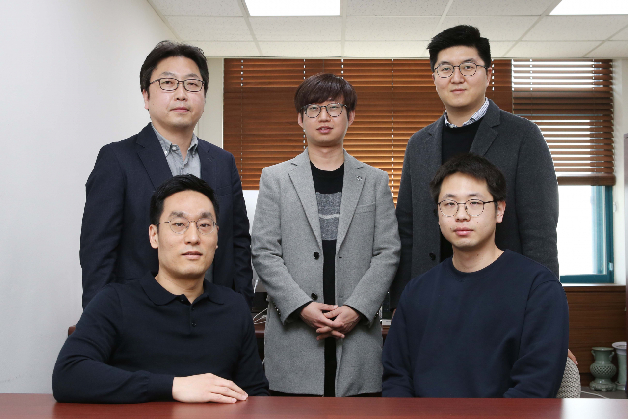 신병하(앞줄 왼쪽) KAIST 교수와 공동연구팀.[KAIST 제공]