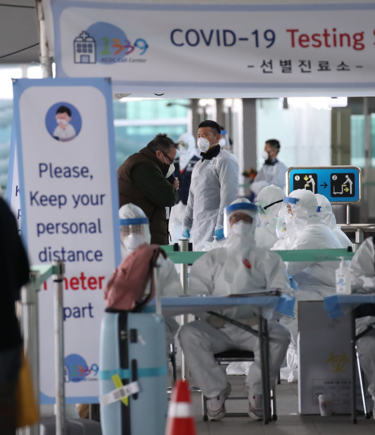 29일 오후 인천국제공항 2터미널에 마련된 선별진료소에서 유럽발 항공편 입국자들이 신종 코로나 바이러스 감염증(코로나19) 검사를 받고 있다. 이날 정세균 국무총리는 신종 코로나바이러스 감염증중앙재난안전대책본부(중대본) 회의에서 4월 1일 0시부터 지역과 국적에 관계없이 모든 입국자에 대한 2주간의 의무적 격리를 확대 시행하겠다고 밝혔다. 연합뉴스