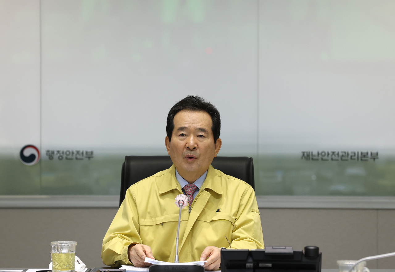 정세균 국무총리가 30일 오전 정부서울청사 중앙재난안전상황실 서울상황센터에서 열린 신종 코로나바이러스 감염증(코로나19) 대응 중앙재난안전대책본부 회의에서 모두발언을 하고있다. [연합]