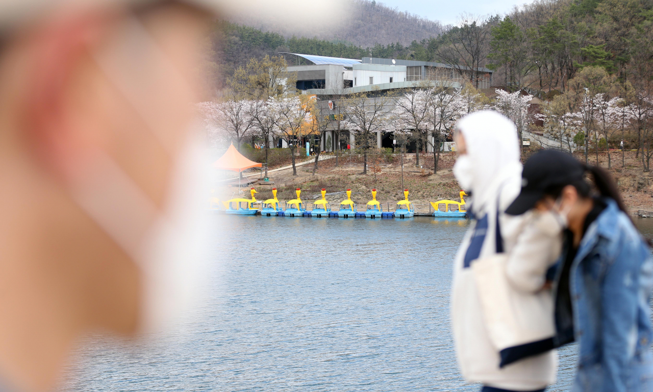 29일 오후 대구시 동구 봉무공원에서 시민들이 신종 코로나바이러스 감염증(코로나19) 예방을 위해 마스크를 쓰고 산책하고 있다. 연합뉴스
