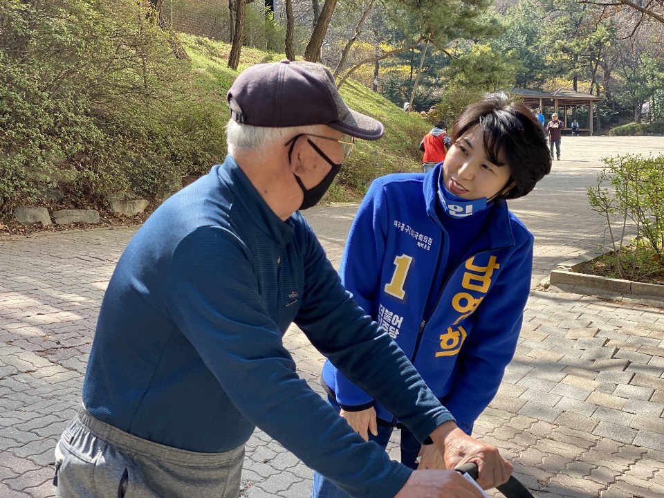 남영희 더불어민주당 4·15 인천 동구·미추홀을 후보가 유권자와 만나고 있다. [후보측 제공]