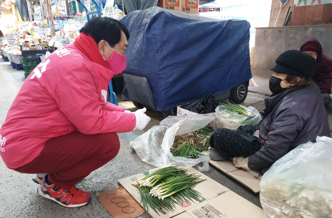 안상수 미래통합당 4·15 인천 동구·미추홀을 후보가 유권자와 만나고 있다. [의원실 제공]