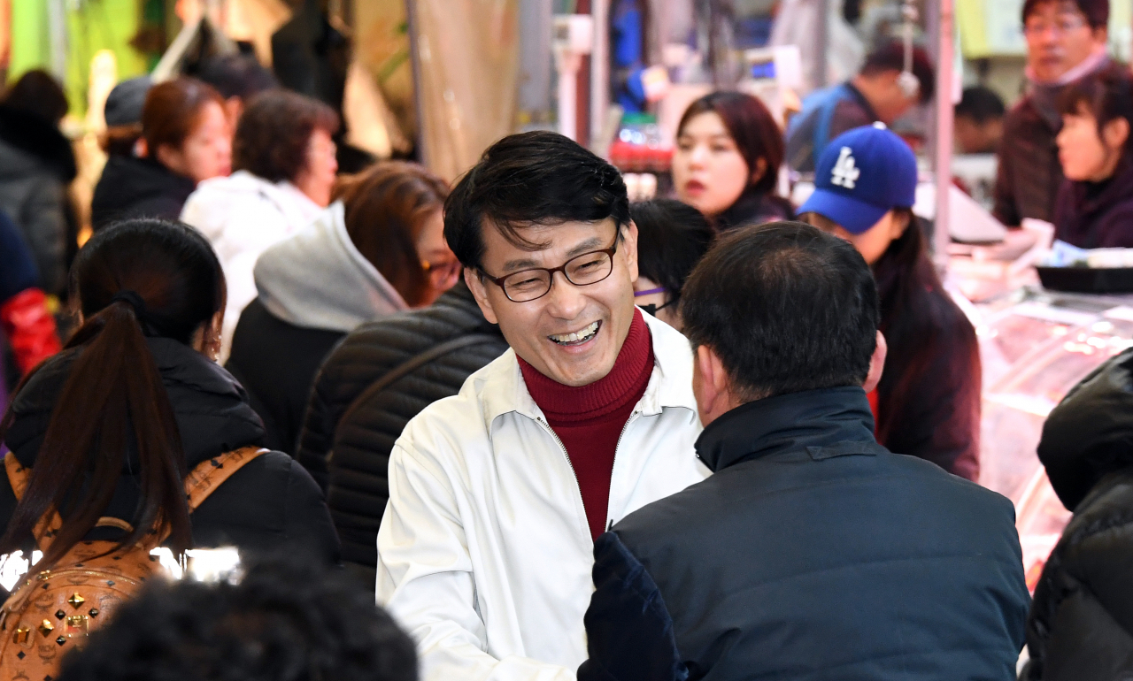 윤상현 무소속 4·15 인천 동구·미추홀을 후보가 유권자와 만나고 있다. [의원실 제공]