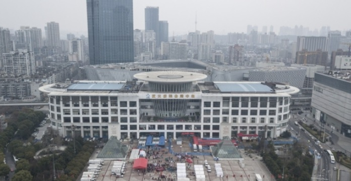 중국 후베이(湖北)성 우한(武漢)시 장한(江漢)구의 한 컨벤션센터가 신종 코로나바이러스 감염증(코로나19) 경증 환자를 수용하기 위한 임시 병원 역할을 마치고 지난 9일 오후 문을 닫고 있다. [연합]