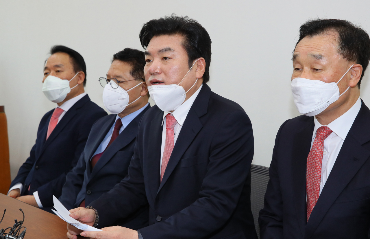 원유철 미래한국당 대표(오른쪽 두번째)가 30일 국회에서 열린 최고위원회의에서 발언하고 있다. [연합]