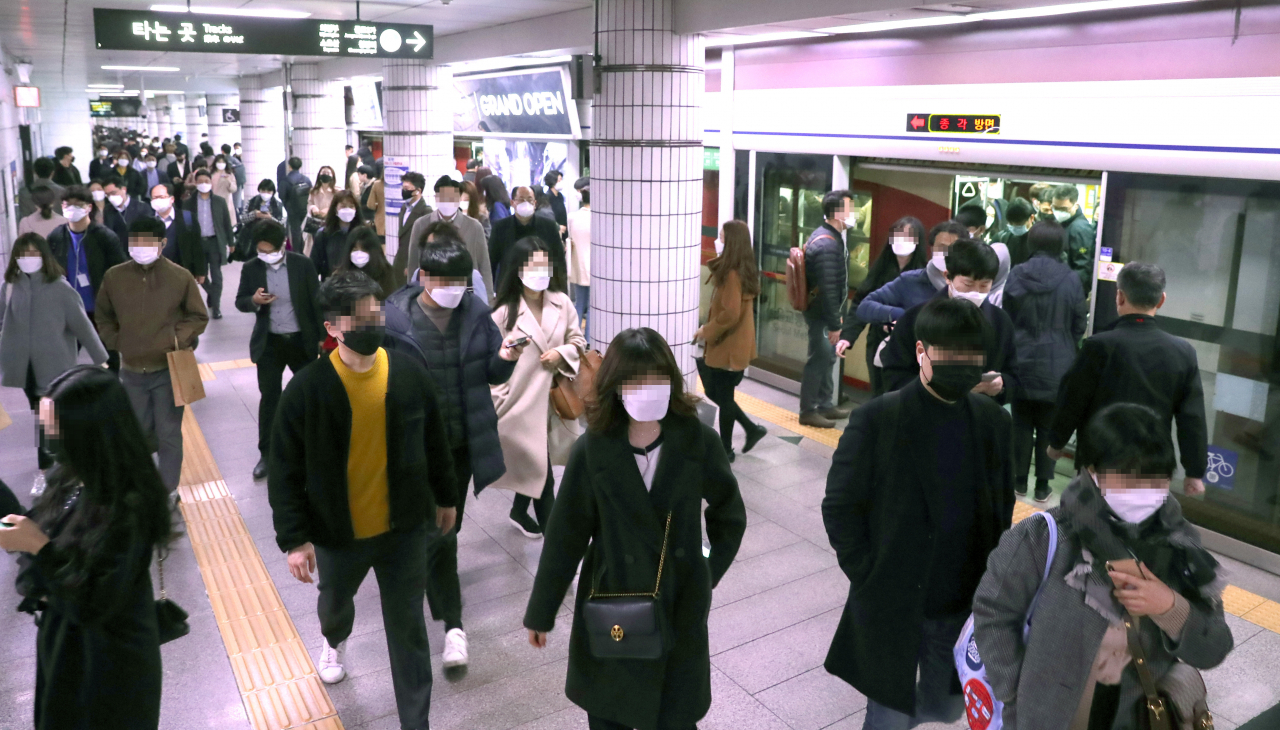 시민들이 서울 시청역 지하철을 통해 출근하고 있다. [연합]