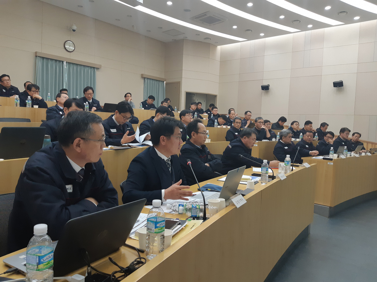 쌍용자동차 임원진이 지난해 12월 6일 쌍용자동차 인재개발원에서 열린 임원 대상 제조물 책임(PL) 등 품질 관련 워크숍에서 토의하고 있다. [쌍용차 제공]