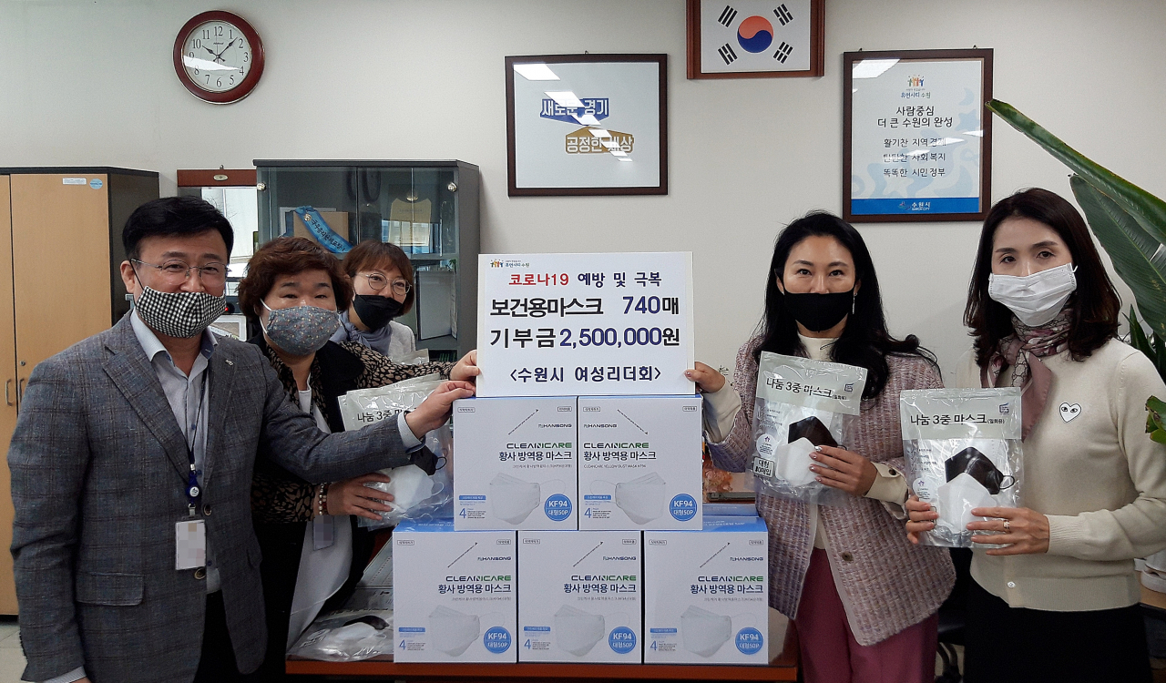 김충환 수원시 여성정책과장(왼쪽 1번째)과 이민숙 수원시여성리더회장(오른쪽 2번째)을 비롯한 관계자들이 전달식 후 기념촬영을 하고 있다. [수원시 제공]