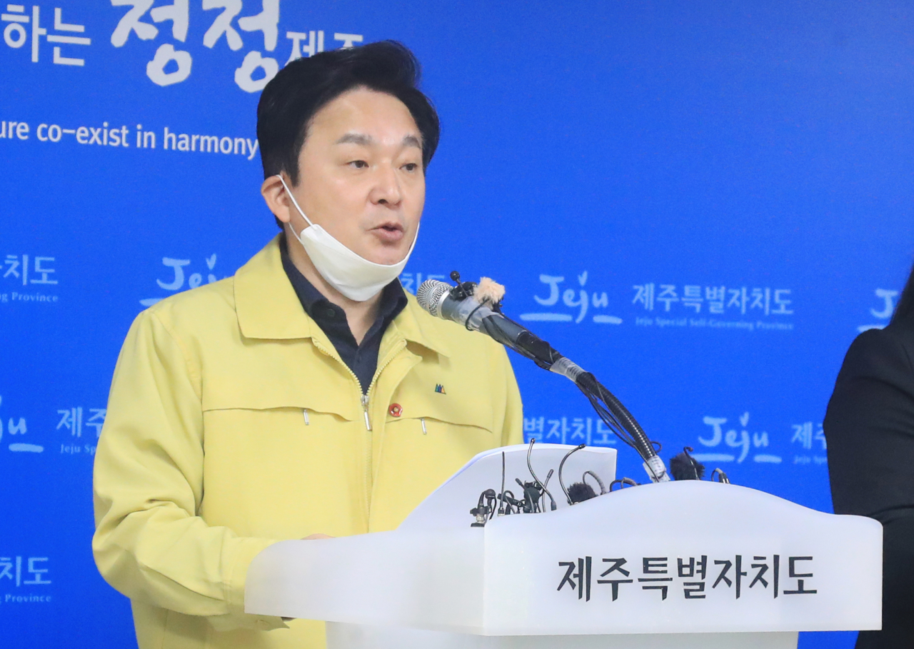 제주에서 첫 번째 신종 코로나바이러스 감염증(코로나19) 확진자가 발생한 21일 오전 원희룡 제주지사가 제주 첫 확진자 발생에 따른 위기극복 내용이 담긴 담화문을 발표하고 있다. [연합]