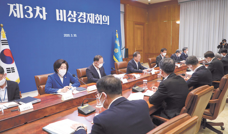 문재인 대통령이 30일 청와대에서 열린 신종 코로나바이러스 감염증(코로나19) 관련 제3차 비상경제회의를 하고 있다. [연합]