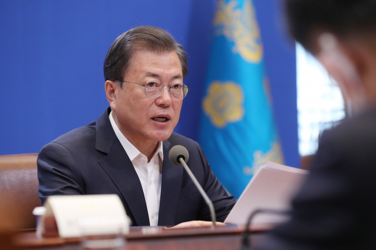 문재인 대통령이 30일 청와대에서 열린 코로나19 관련 제3차 비상경제회의를 주재하고 있다. [연합]