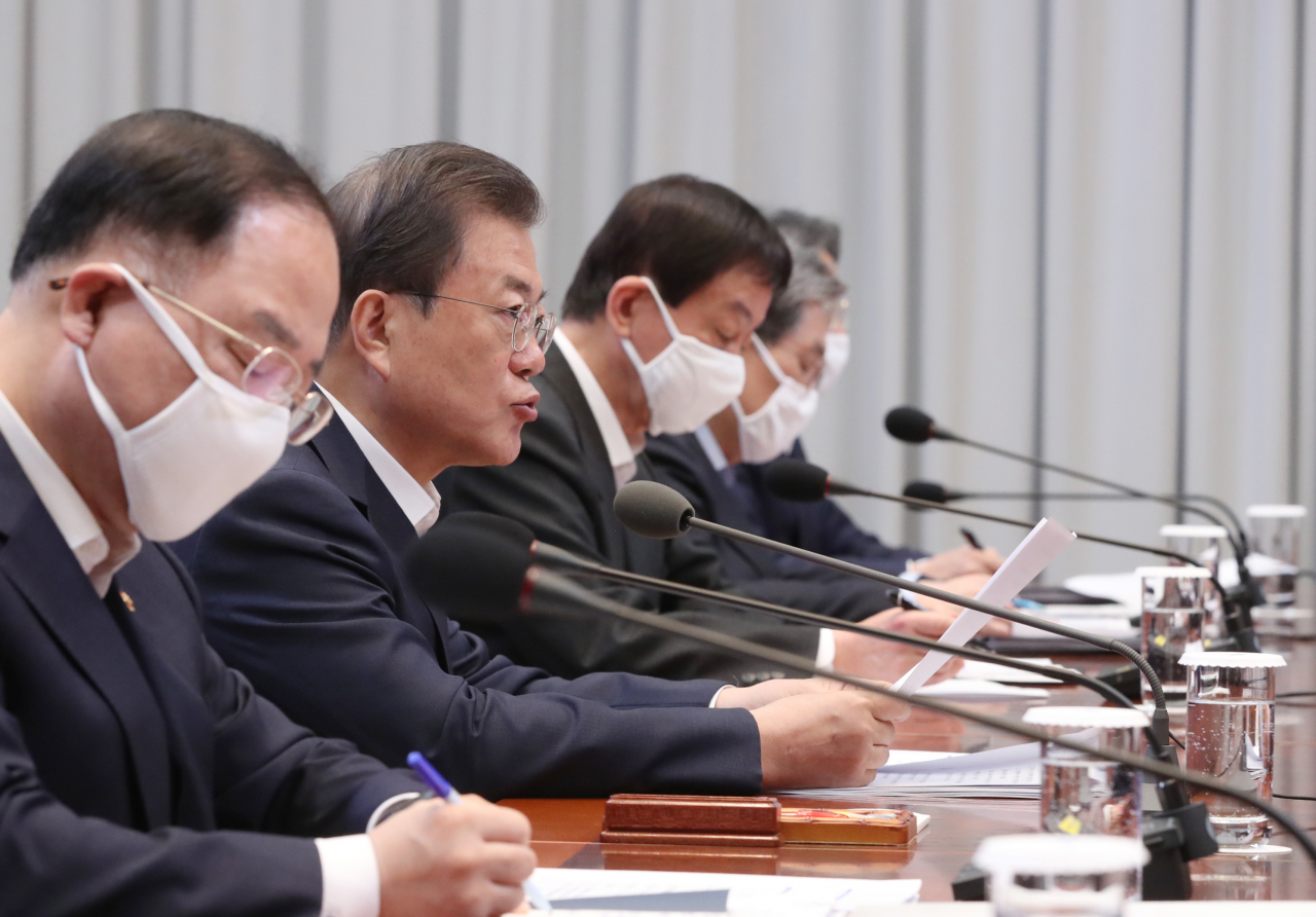 문재인 대통령이 30일 청와대에서 열린 코로나19 관련 제3차 비상경제회의를 주재하고 있다. [연합]