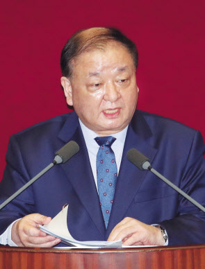 강창일 더불어민주당 의원이 국회 본회의장에서 열린 대정부질문에서 질의하고 있다. [연합]
