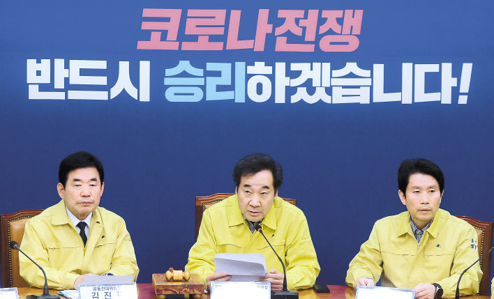 더불어민주당 이낙연 코로나19국난극복위원회위원장이 30일 오전 서울 여의도 국회에서 열린 중앙선거대책위원회-코로나19국난극복위원회에 참석, 현안과 관련된 발언을 하고 있다. 이상섭 기자