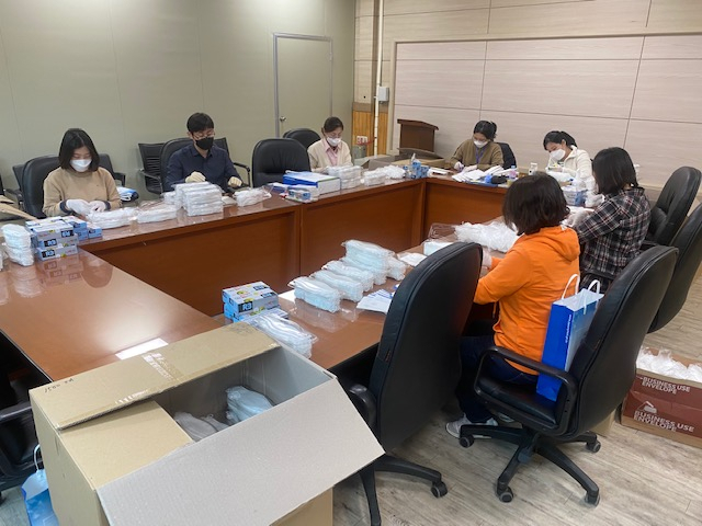 지난 28~29일 주말 마스크 배부를 위해 작업 중인 평택시 공무원들. [평택시 제공]