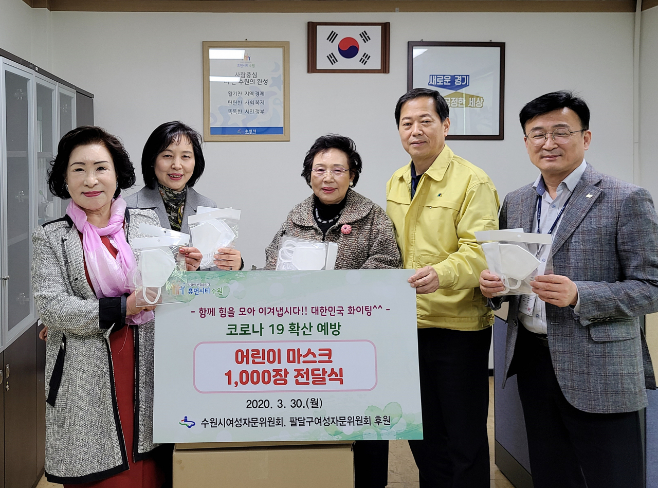 서경보 수원시 복지여성국장(오른쪽 2번째), 이화자 수원시여성자문위원회장(오른쪽 3번째), 윤희옥 팔달구여성자문위원회장(왼쪽 1번째)을 비롯한 관계자들이 전달식 후 기념촬영을 하고 있다. [수원시 제공]