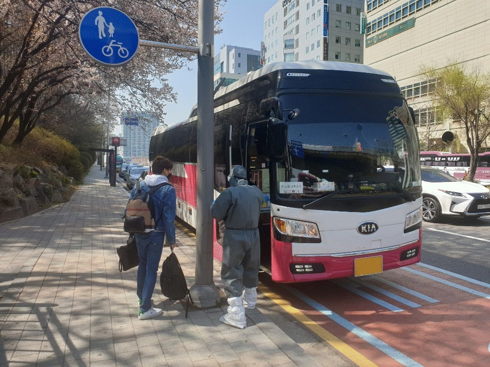 성남시가 전세버스를 이용해 해외입국자들을 자체적으로 수송하고 있다. [성남시 제공]