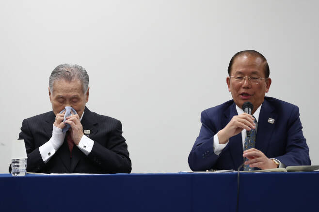 '올림픽 연기합니다.' 지난 24일(한국시간) 열린 기자회견에서 모리 요시로 도쿄올림픽 조직위원장(왼쪽)과 무토 도시로 사무총장이 올림픽 개최가 코로나 바이러스로 인해 내년으로 미뤄졌다고 발표하고 있다.AFP연합뉴스