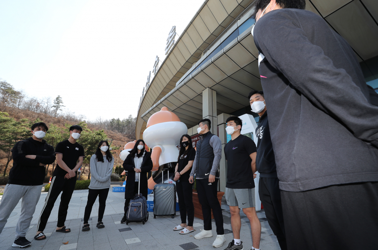2020 도쿄올림픽 개최 1년 연기와 신종 코로나바이러스 감염증 확산으로 진천선수촌이 휴촌에 들어간 지난 27일 충북 진천 국가대표선수촌 웰컴센터 앞에서 카라테 종목 선수들이 퇴촌하고 있다. [연합]