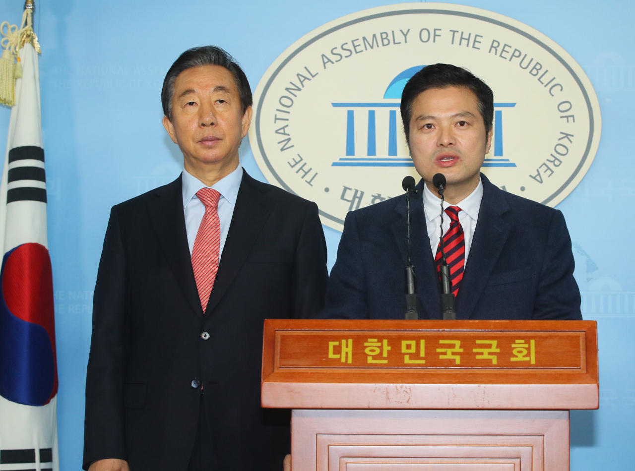 김태우 전 검찰수사관(오른쪽)이 국회 정론관에서 불출마를 선언한 미래통합당 김성태 의원(강서을)과 함께 강서을 출마를 선언하고 있다. [연합]