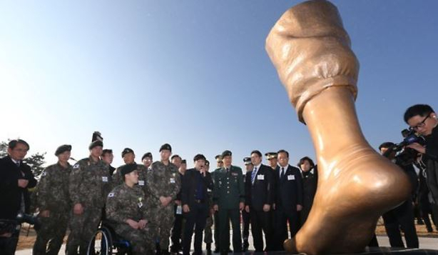 지난 2015년 12월 23일 경기도 파주시 임진각 평화누리 공원에서 '평화의 발' 제막식이 열리고 있다. 이 조형물은 같은 해 8월 북한의 지뢰도발로 다리를 잃은 두 하사를 주인공으로 한 것이다.[연합]
