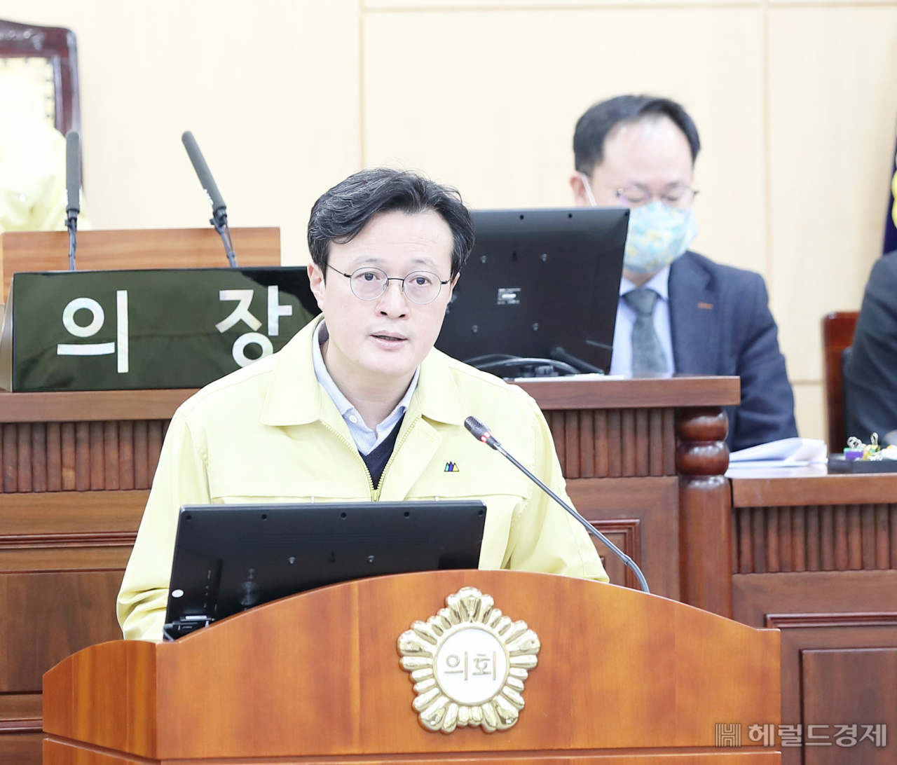 채현일 영등포구청장이 코로나 19로 인해 105억원의 긴급 추경안에 대해 구의회에서 설명하고 있다. [영등포구]